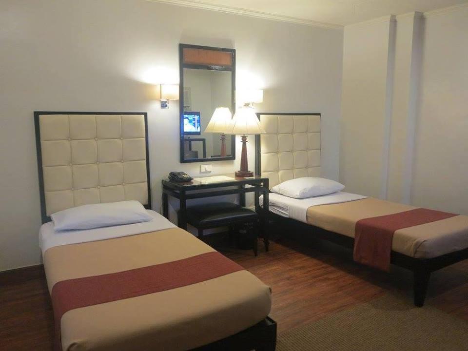 Hotel Alejandro Таклобан Екстер'єр фото